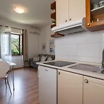 Rozelyn Apartment *