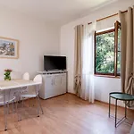 Rozelyn Apartment *