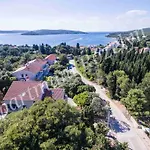 Rozelyn Apartment